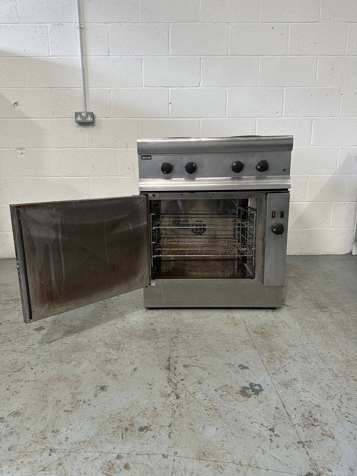 Lincat Convection Oven With 4 Burner Hob Three Phase